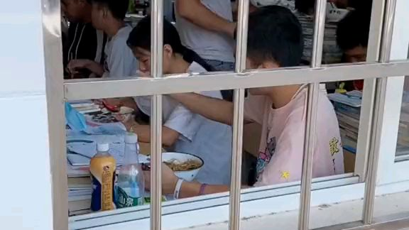 因为一块肉火了的同桌